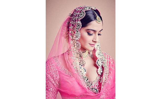 15+ Brides Who Prove Oversized Maang Tikka and Passa Look FAB Together |  Bride, Bridal headwear, Bridal designs