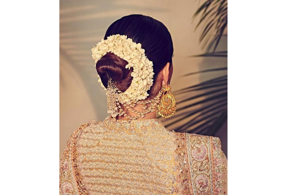 Keeping it classic yet impressive, this bride swore by a traditional gajra  bun and a tangerine & pink lehenga for her special… | Instagram