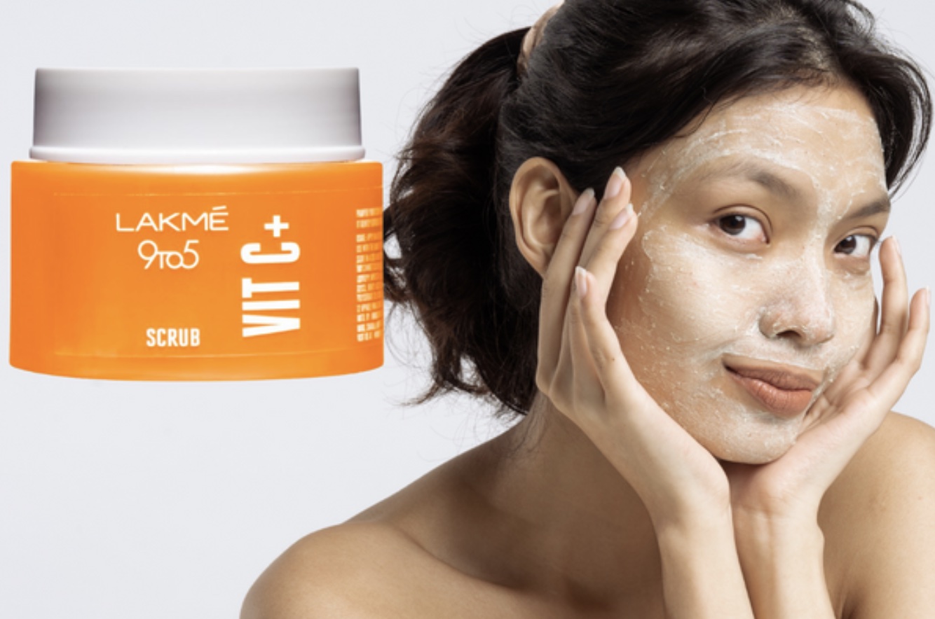 Vitamin C woman bright skin Lakmé 9To5 Vitamin C+ Overnight Sleeping Mask