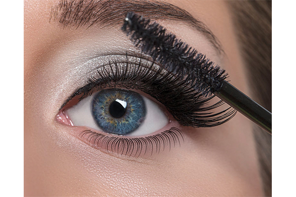 https://st4prdbebeautiful4s4ci.blob.core.windows.net/www-bebeautiful-in/4-ways-to-apply-mascara_4.jpg?w=300