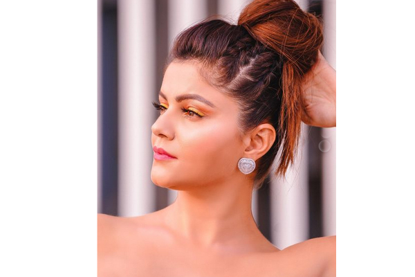 Pin by Rajiyashekh400 on Rubina | Indian hairstyles, Indian wedding  hairstyles, Indian bridal hairstyles