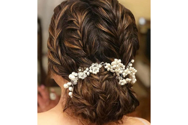 12 Messy Bun Hairstyles For The Minimalist Bride