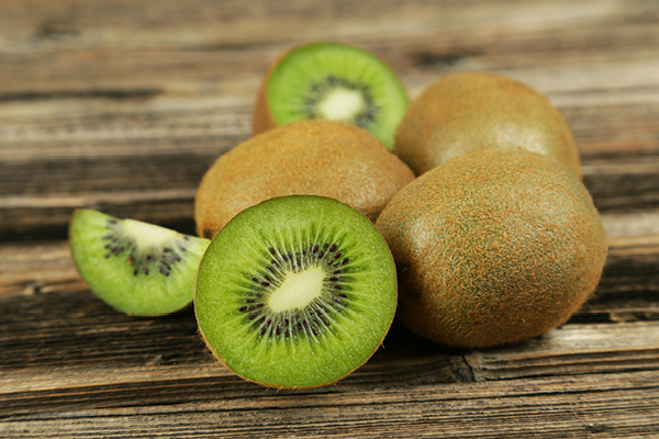 7 kiwi fruit benefits for skin that will have you stocking up on