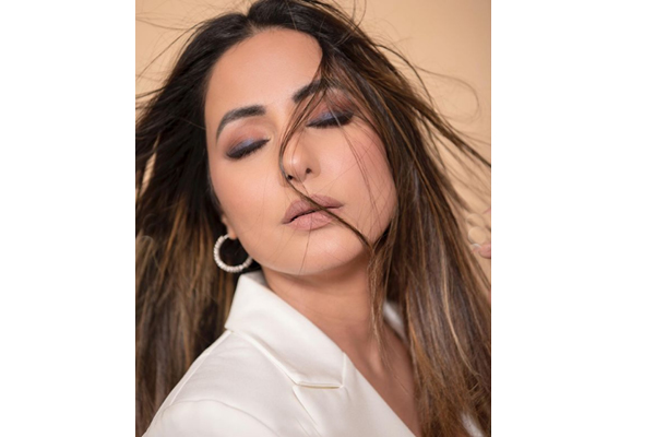 How to recreate Hina Khan’s soft smokey eye look