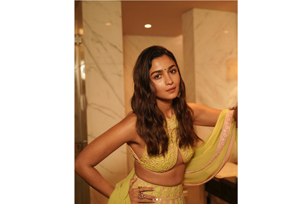 Alia Bhatt in a tiny bralette turned heads at a wedding. :  r/IndianActressesHot