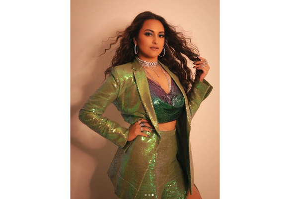 Get The Look Sonakshi Sinhas Glamorous Makeup Look Is Perfect For A Night Out