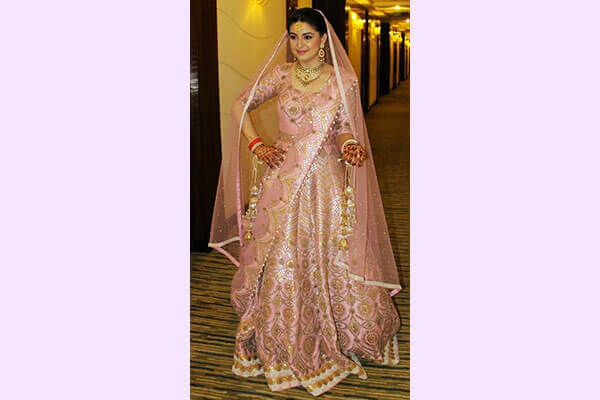 Pick High waist lehengas for curvy shape bride