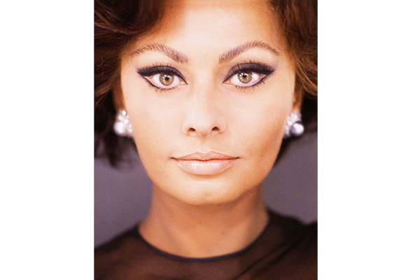Sophia Loren-inspired eyeliner hack