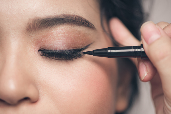 Mistake 04: Using an old, dry eyeliner