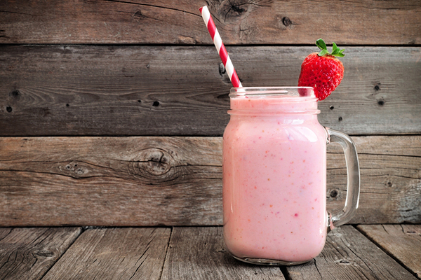 Almond and strawberry oats smoothie