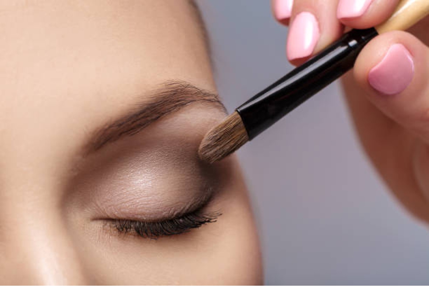 eye makeup by applying lakm%C3%A9 mascara