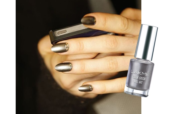 Shades of Grey – Nails Under Wraps