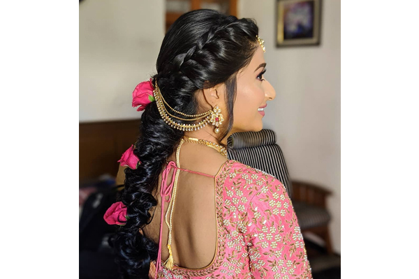 Wedding hair 👰🏼💖💓inspiration 💋accessorise your hair with small flowers  🌺 on your weddingday … | Indian wedding hairstyles, Indian hairstyles,  Long hair styles