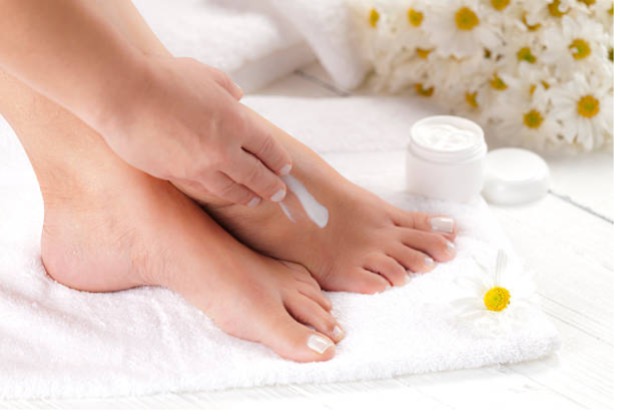 How to Address Winter Cracked Ankles? Adopt This Wax Remedy for Relief |  NewsTrack English 1