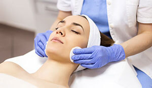 HOW BRIDES CAN CARE FOR THEIR SKIN AFTER A CHEMICAL PEEL