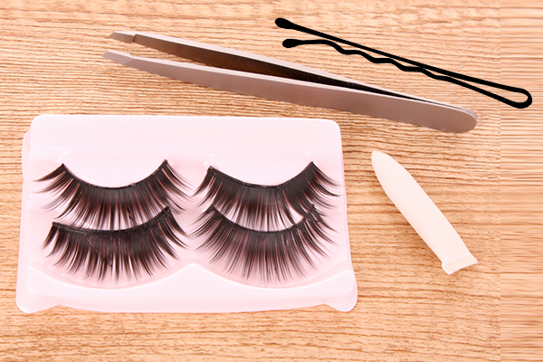 how to apply and remove falsies without harming lashes