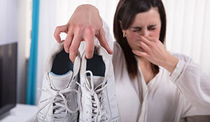 How to fix smelly feet