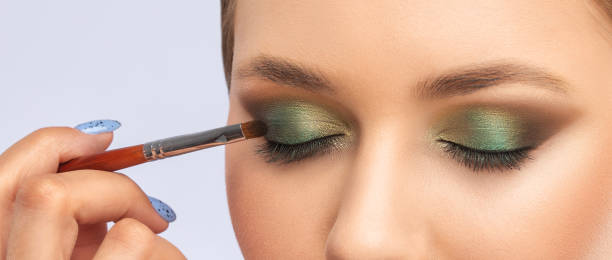how to use eyeshadow woman Reverse cat-eyes   