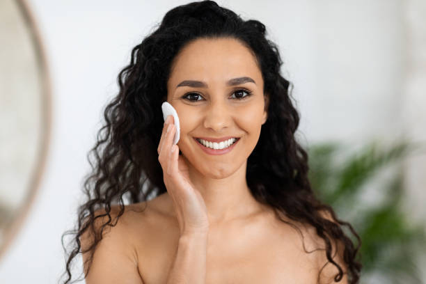 How to Apply Toner According to Your Skin Type | Top Tips woman mirror