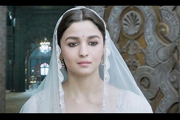 Kalank teaser: Alia Bhatt – Varun Dhawan's INTENSE chemistry, Sanjay Dutt –  Madhuri Dixit in one frame, breath-taking visuals: 7 unmissable moments 7 :  Bollywood News - Bollywood Hungama