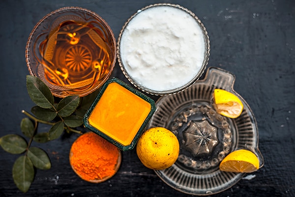 Lemon, turmeric and honey mask  for glowing skin