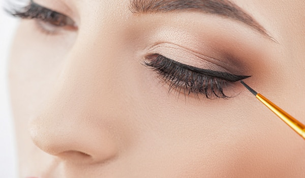 Liquid vs. pencil eyeliner: Which one is better for beginners?
