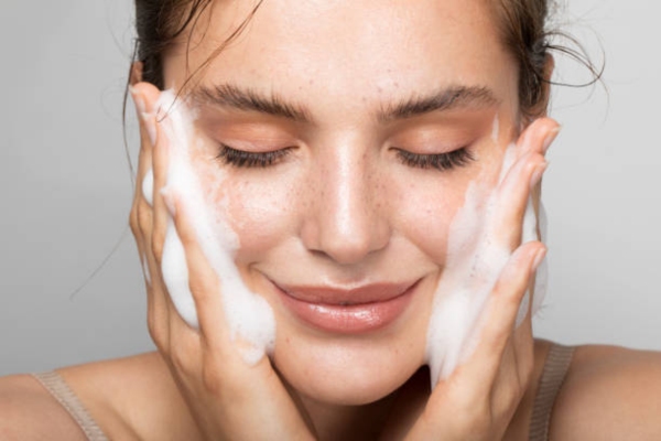 Ultimate Guide to Hydrating Face Washes for Dry Skin: Nourish and Restore Your Glow