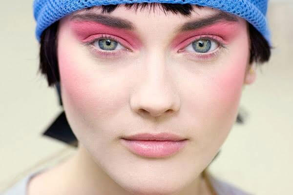 Use your powdery eyeshadow for intense pink eyes