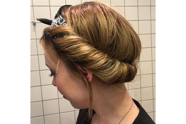 20 Quick and Easy Work Hairstyles That Take Under a Minute