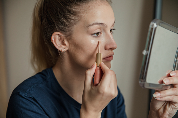 Makeup Touch-Ups: 5 Tips for a Perfect Midday Refresh