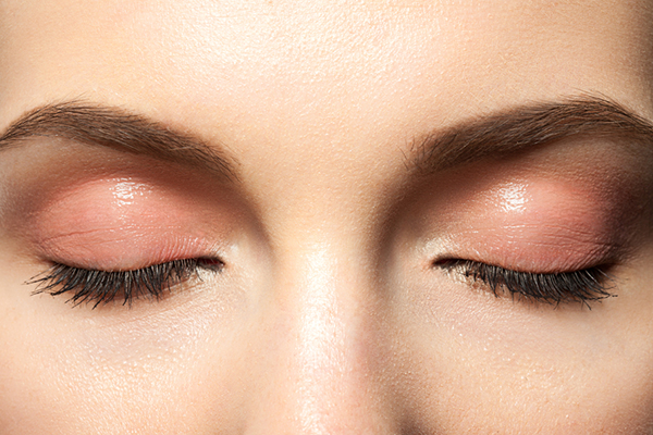 Simple tips to keep your cream eyeshadow from creasing