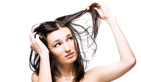 सर्दियों में ऑइली बालों की देखभाल के 5 आसान नुस्खे