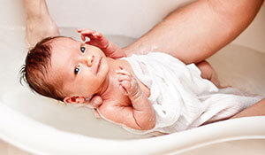 What all first time moms need to know about bathing their newborn