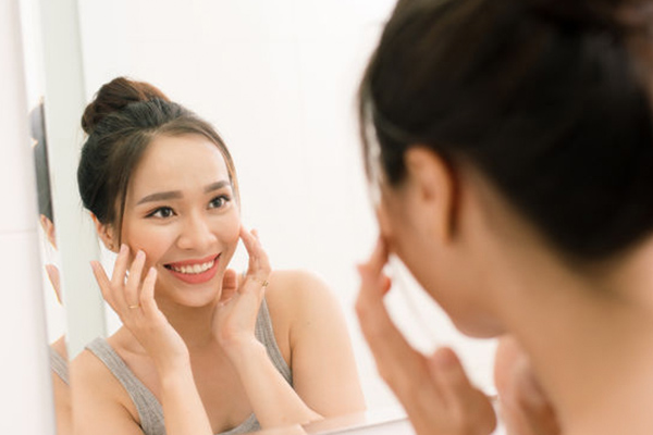 Waking Up With A Puffy Face Every Morning? Here Are 4 Sneaky Reasons Why