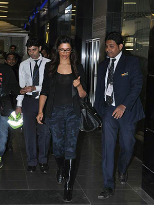 what is bollywood wearing at the airport priyanka 300x400
