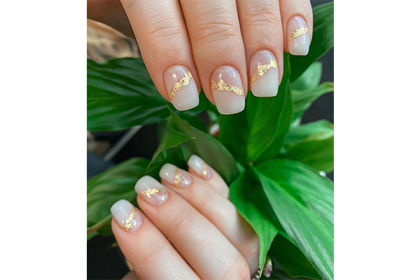 White and gold bridal nail art designs